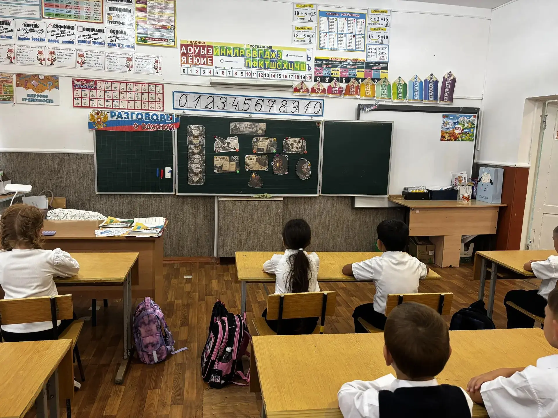 📚Новая учебная неделя  уже традиционно началась с линеки выноса флагов РФ и КБР, испол...