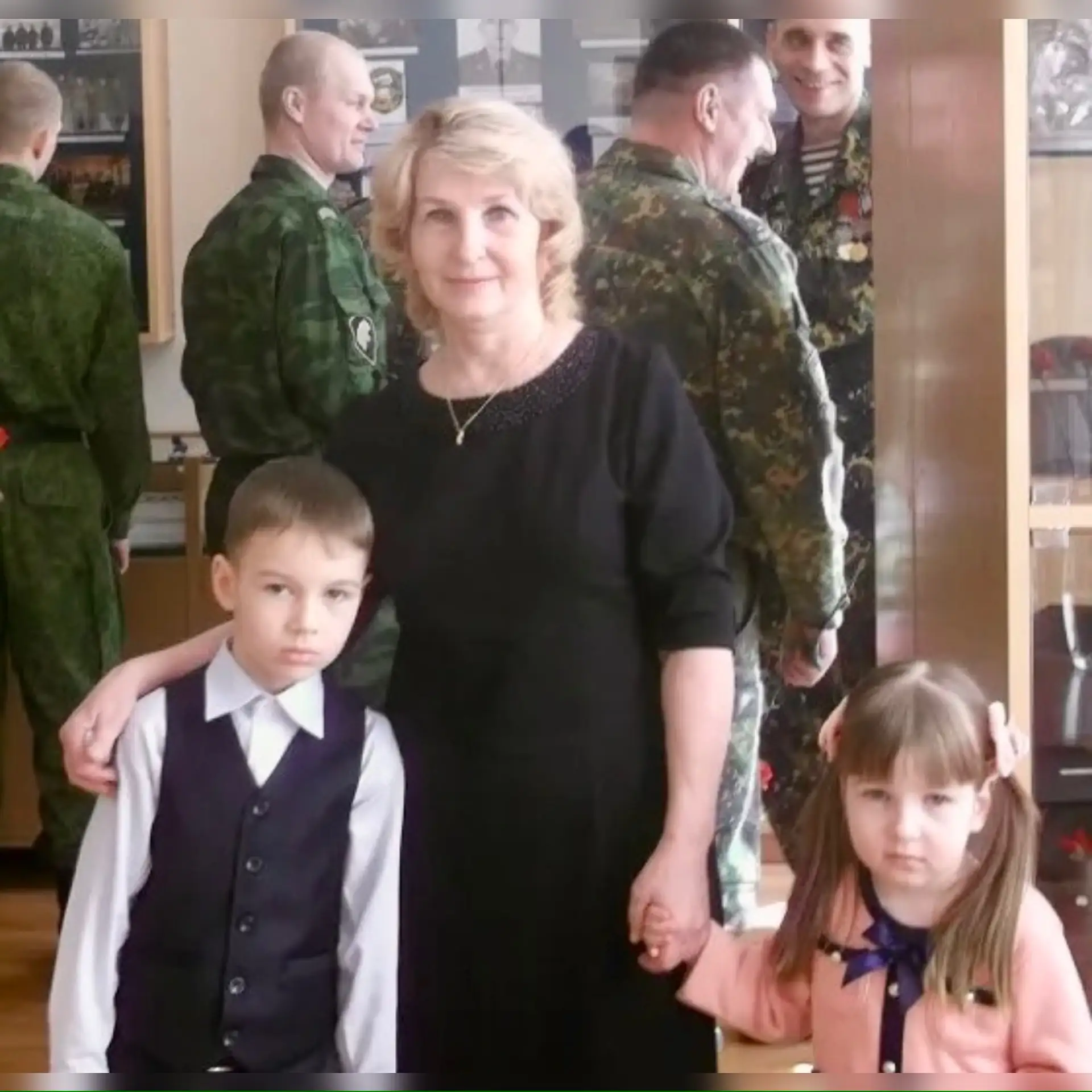 Людмила Владимировна с внуками ( дети Сергея: Глеб, Кристина)