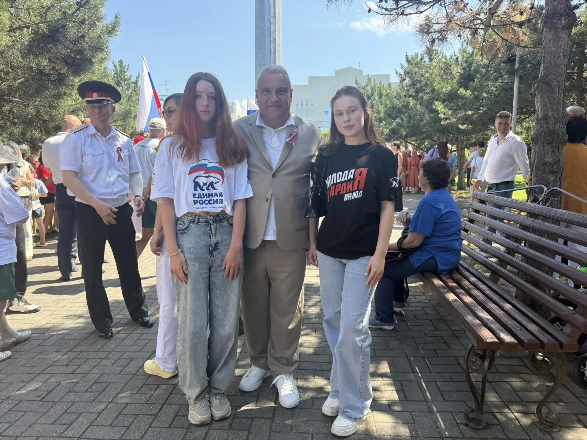 🎉 «Сердце России»: активисты «Молодой Гвардии» отметили День России! 🇷🇺

День России — праздник, 