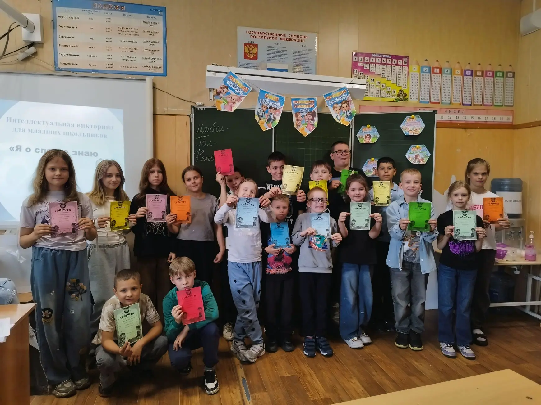 Лето в нашей школе играет яркими красками! 🌟 
Работа лагеря "Улыбка" продолжается, и каждый новый д