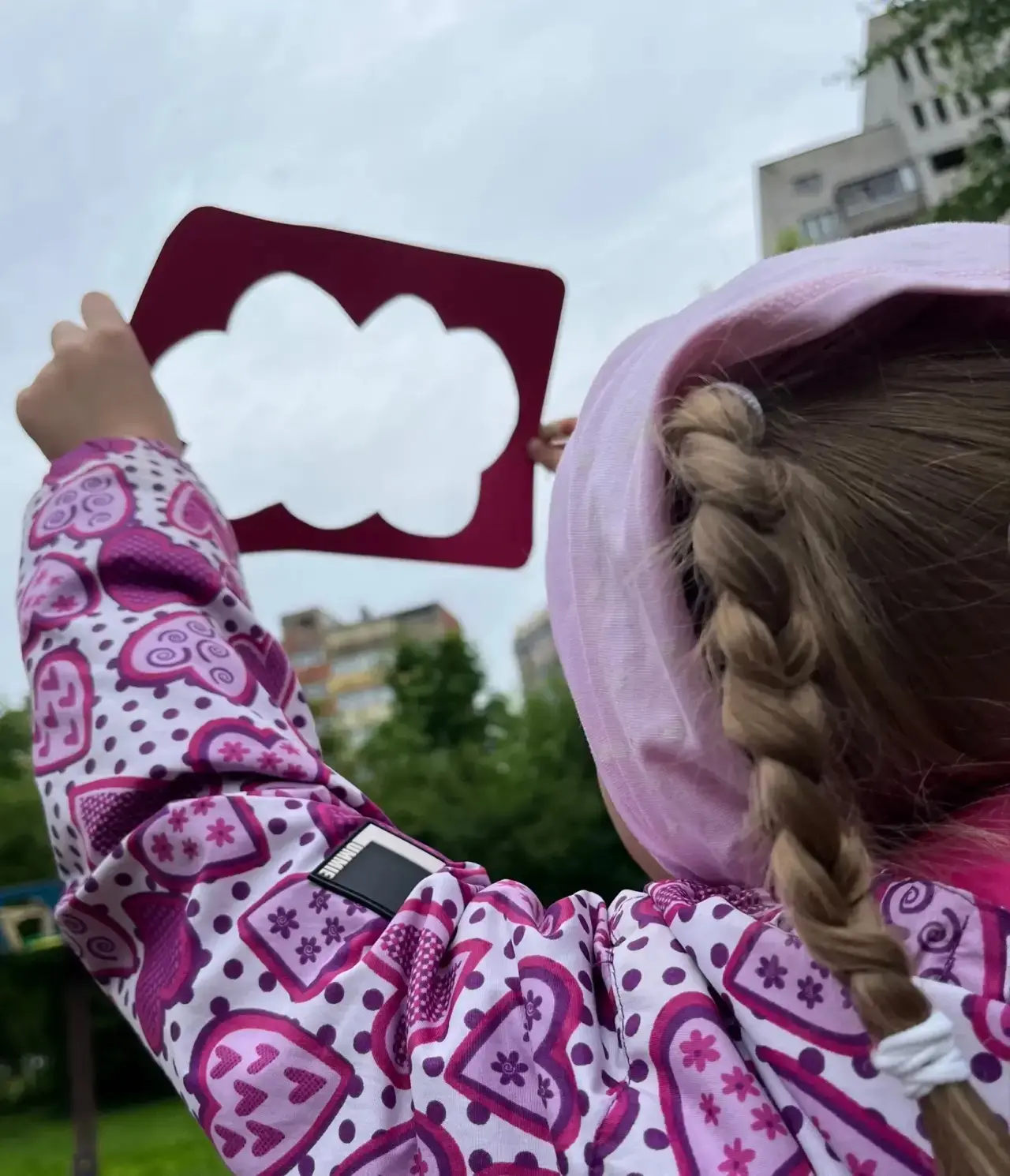 День наблюдения за облаками.
Воспитатели в  группах с целью расширить представления детей о небе и е