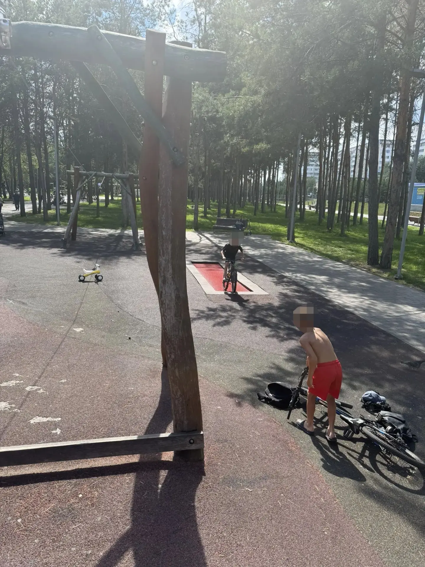 Нам пишут, что в парке "Здоровья" молодежь совершенно игнорирует таблички о запрете катания по терри