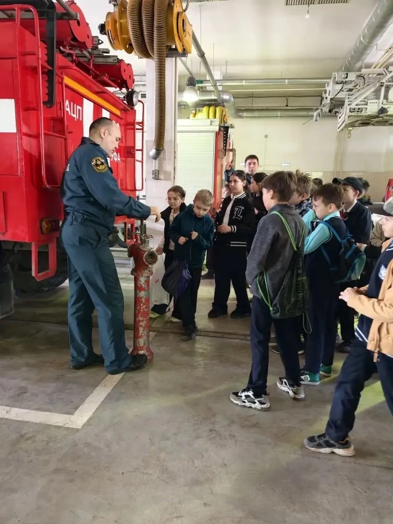 📝 Урок безопасности в действии: 4«В» и 4«Е» классы в гостях у пожарных👨‍🚒   Экскурсия выдалась насыщ