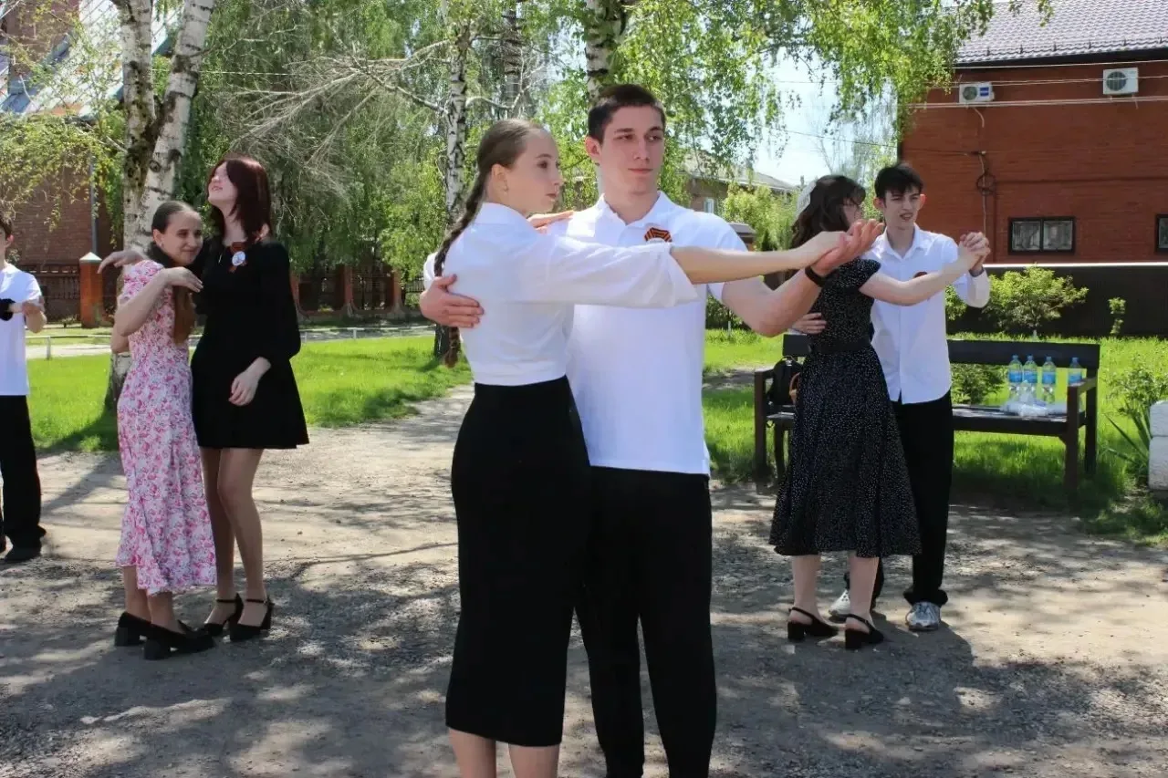 🌸 В КОРЕНОВСКЕ ПРОШЁЛ «МАЙСКИЙ ВАЛЬС»! ✨  Городской Дом культуры № 1 объединил поколения, став площа