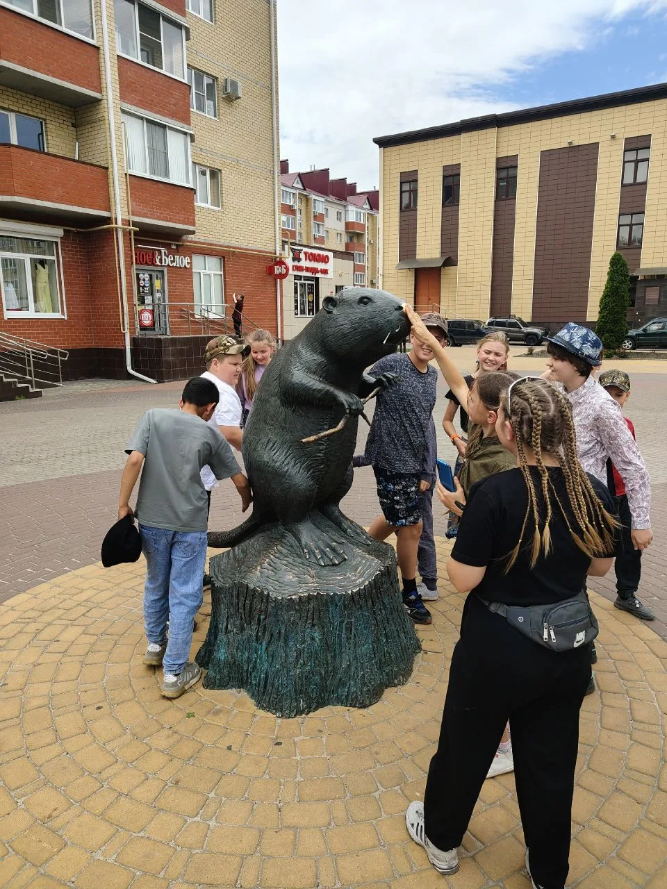 В гостях у символа города: обучающиеся МКОУ Владимировская СОШ у памятника Бобру! 🦫
