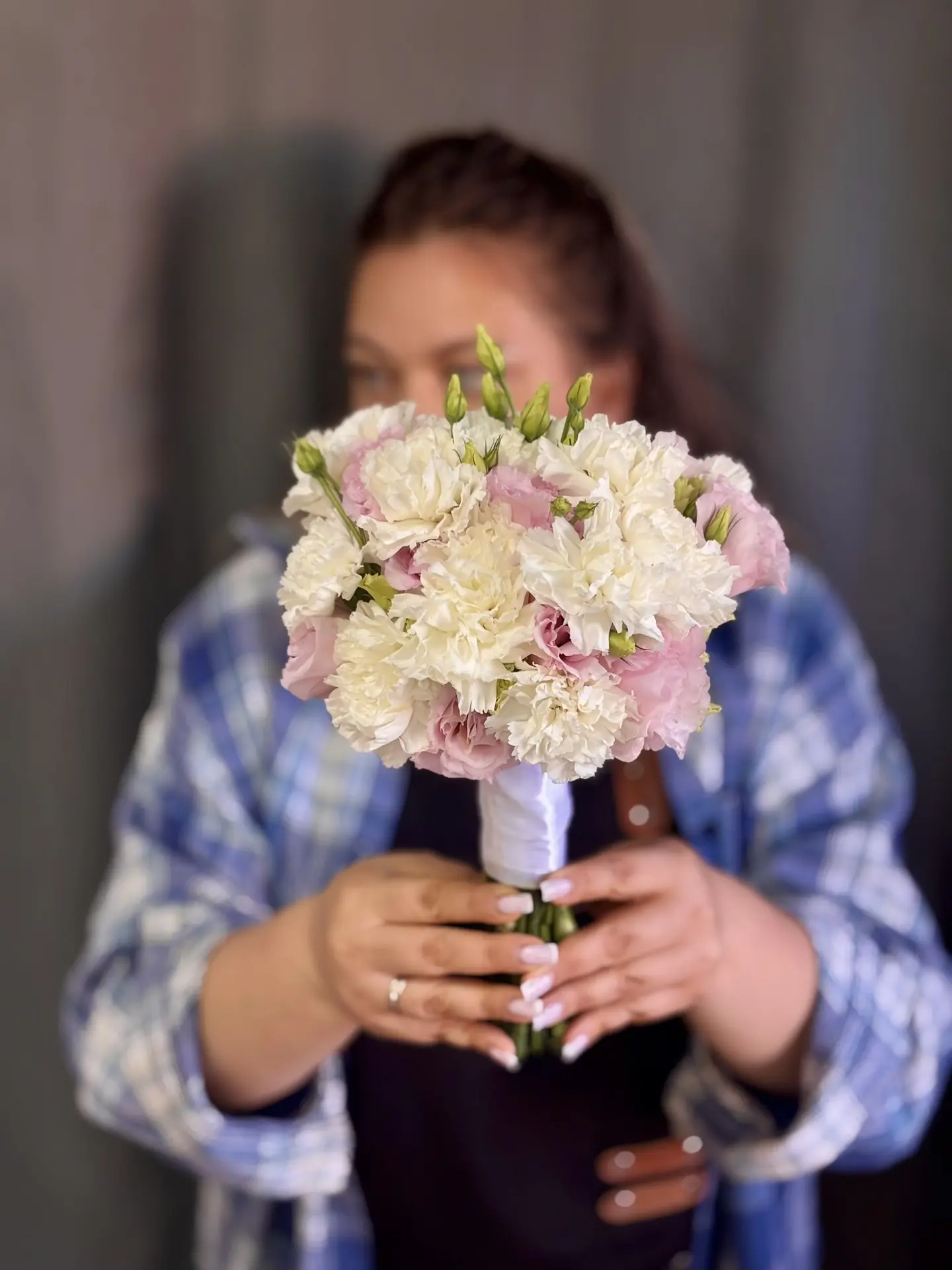 🌸 Собрали для невесты особенный букет — из нежной эустомы и трогательных диантусов.