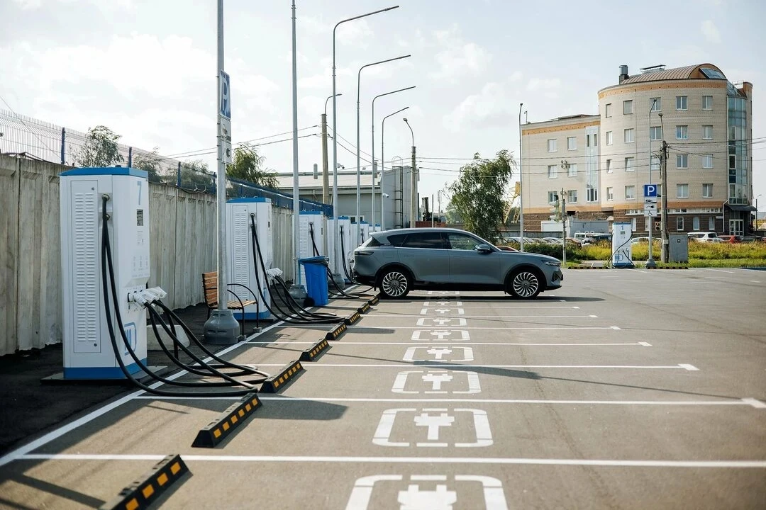 ⚡️ Пока весь город ждет бензовозы, электрозаправки стоят на месте