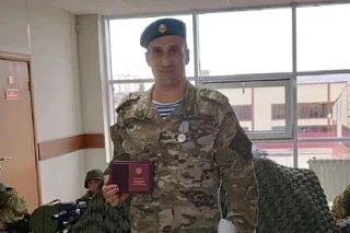 Боец СВО со сломанной ногой атаковал опорник врага, чтобы спасти товарищей