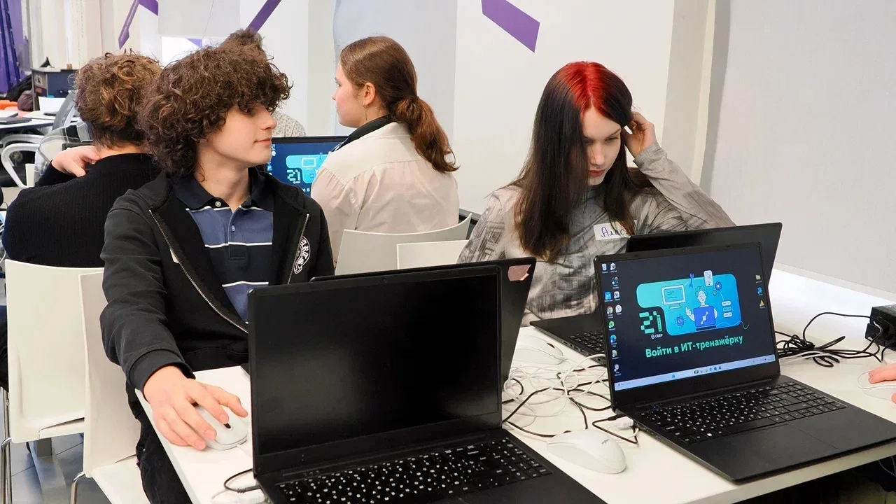 ОХОТНИКИ ЗА БАГАМИ 🧑‍💻На этой неделе ученики 8-го и 9-го классов, участники городского проекта  «ИТ-