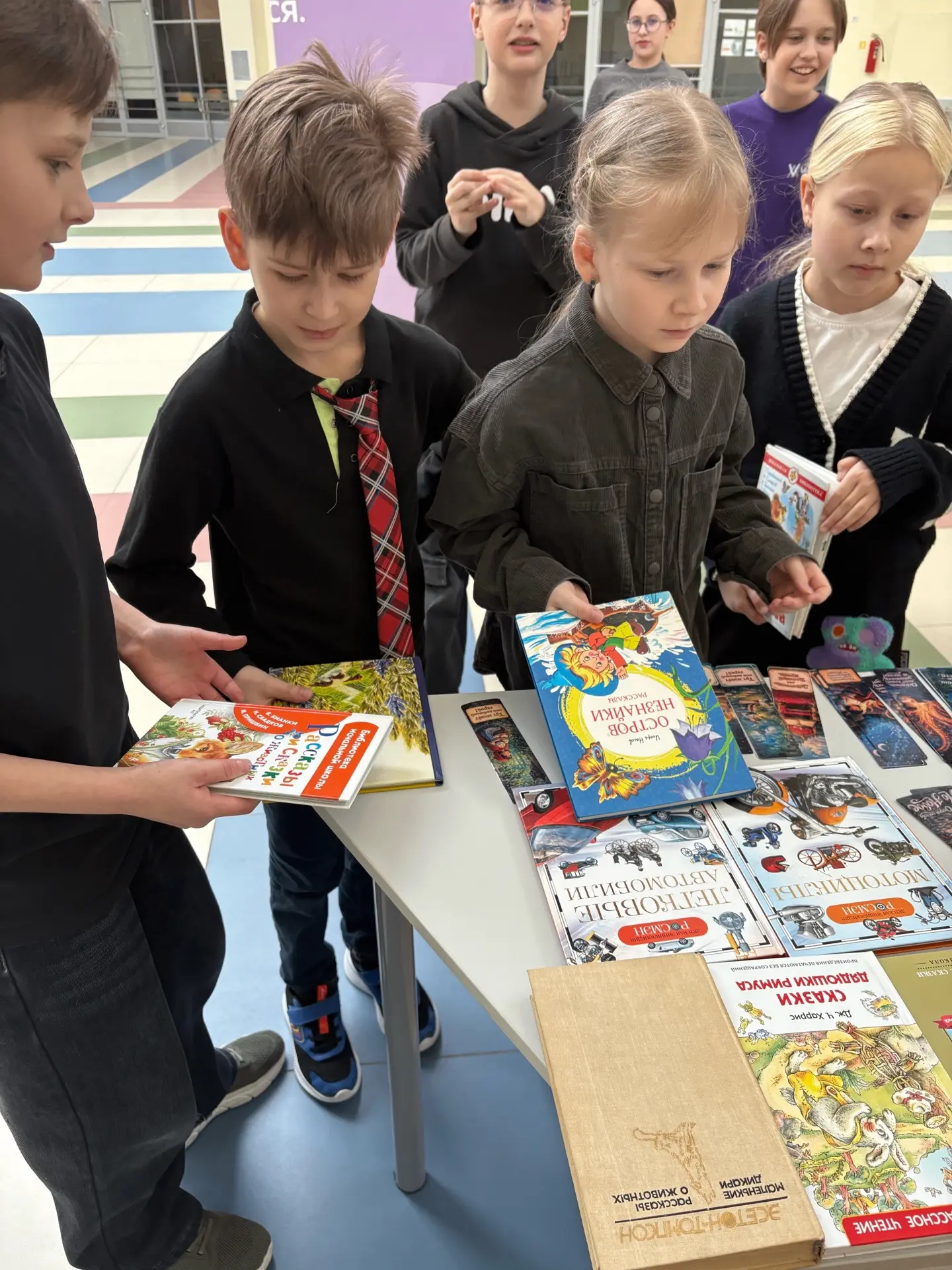 В нашей школе прошел День книгодарения  Ребята из разных классов приносили свои книги и менялись ими