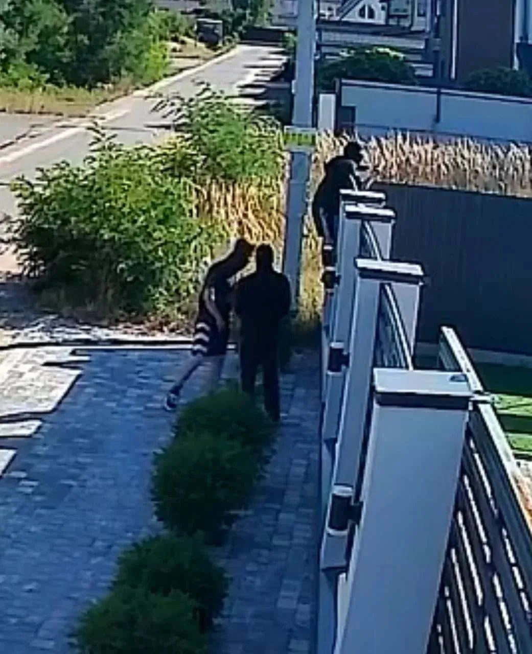 В Ямном трое парней в балаклавах напали на местного жителя.