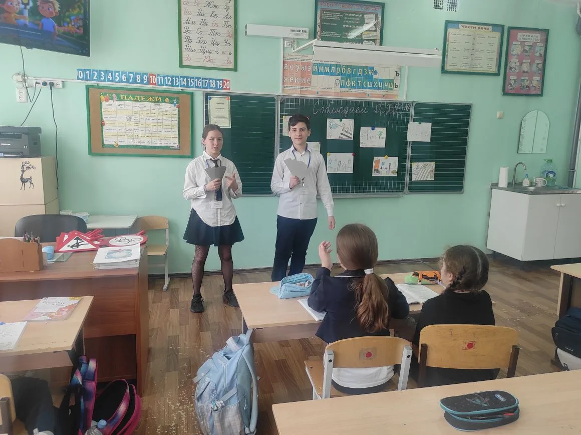 21 мая участники нашего школьного отряда ЮИД «Зелёный свет» посетили учеников 3 «Б» класса с важной 