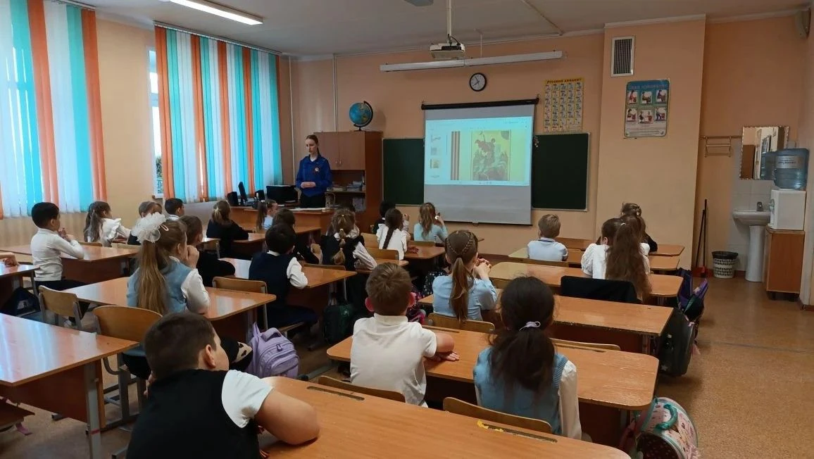 #помним   🎗️ В одном строю с Победой   В нашей школе проходит акция «Георгиевская лента».   Для нас 