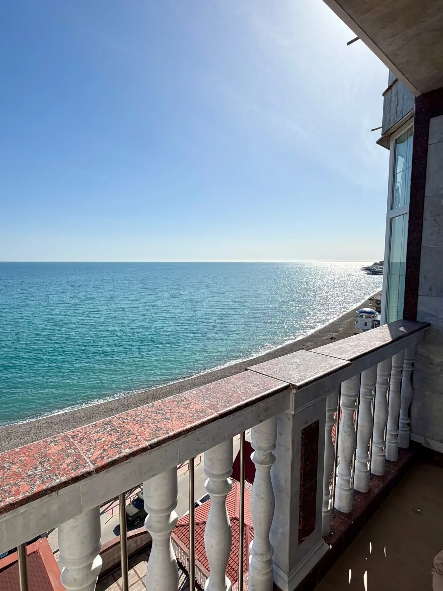 #АЛУШТА  Апартаменты в Алуште,в 10 метрах от пляжа!  Для Вас: Светлый, уютный апартамент с дизайнерс