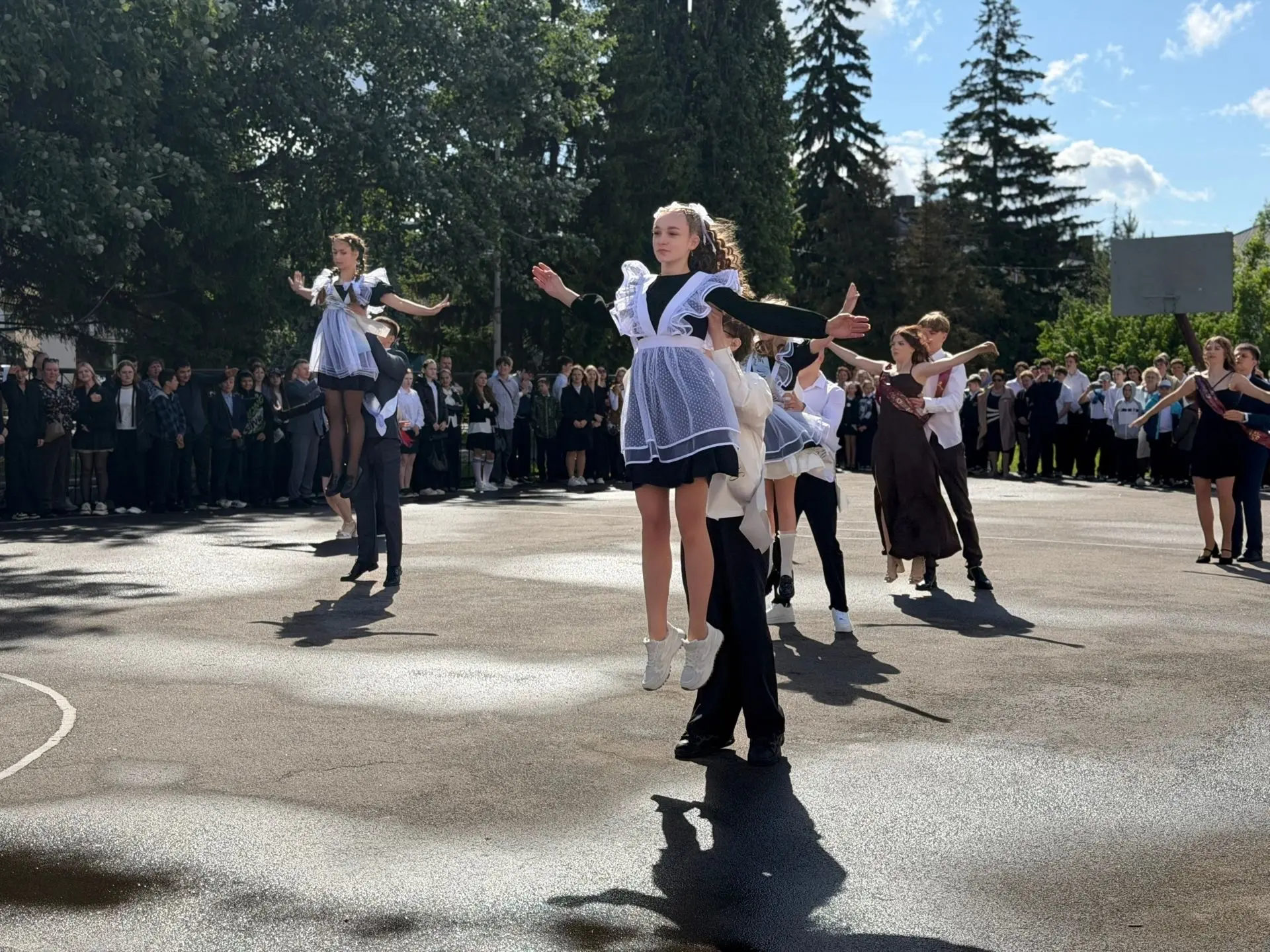 🔔 Последний звонок уже прозвенел. На старт, во взрослую жизнь, под аплодисменты всей школы! 👏  Трога