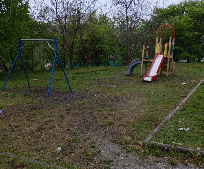 Работы по выкосу травы  В Зарубино подрядная организация произвела окашивание общественных территори