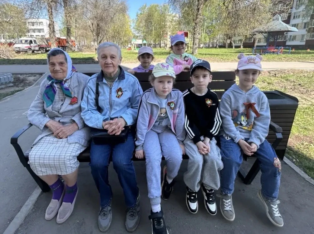 🎗️ Сегодня наши маленькие воспитанники детского сада с радостью раздали Георгиевские л...