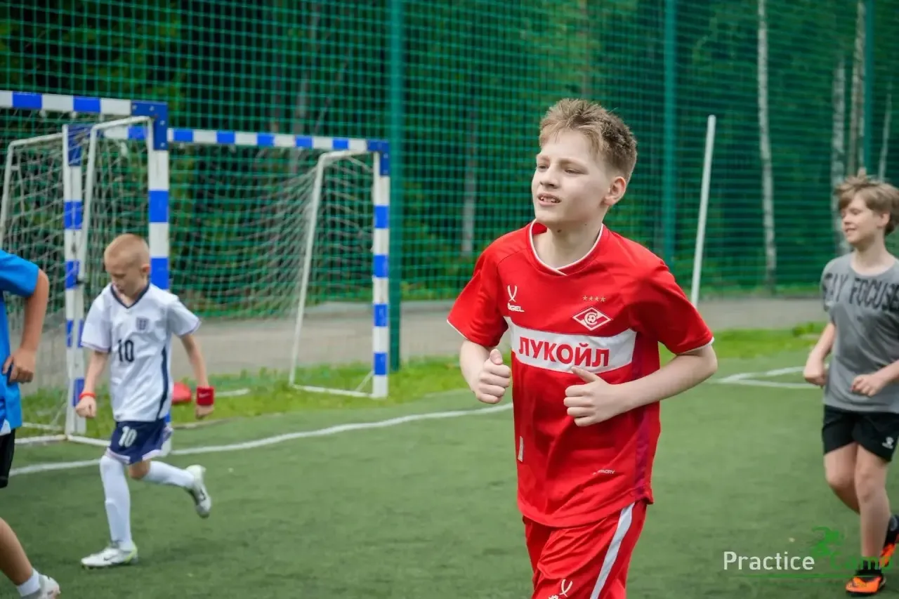⚽ Краски лета: двойная победа Максима!

Наш спортсмен из 6 «И» Максим — человек-ураган! Этим летом о