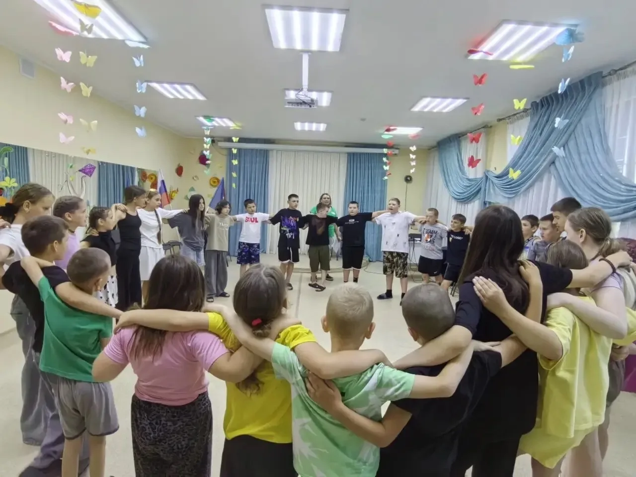 Хоровод Дружбы: когда сердца бьются в унисон! 🤝🌈 
 
Друзья! Сегодняшний вечер в «Юности» стал по-н