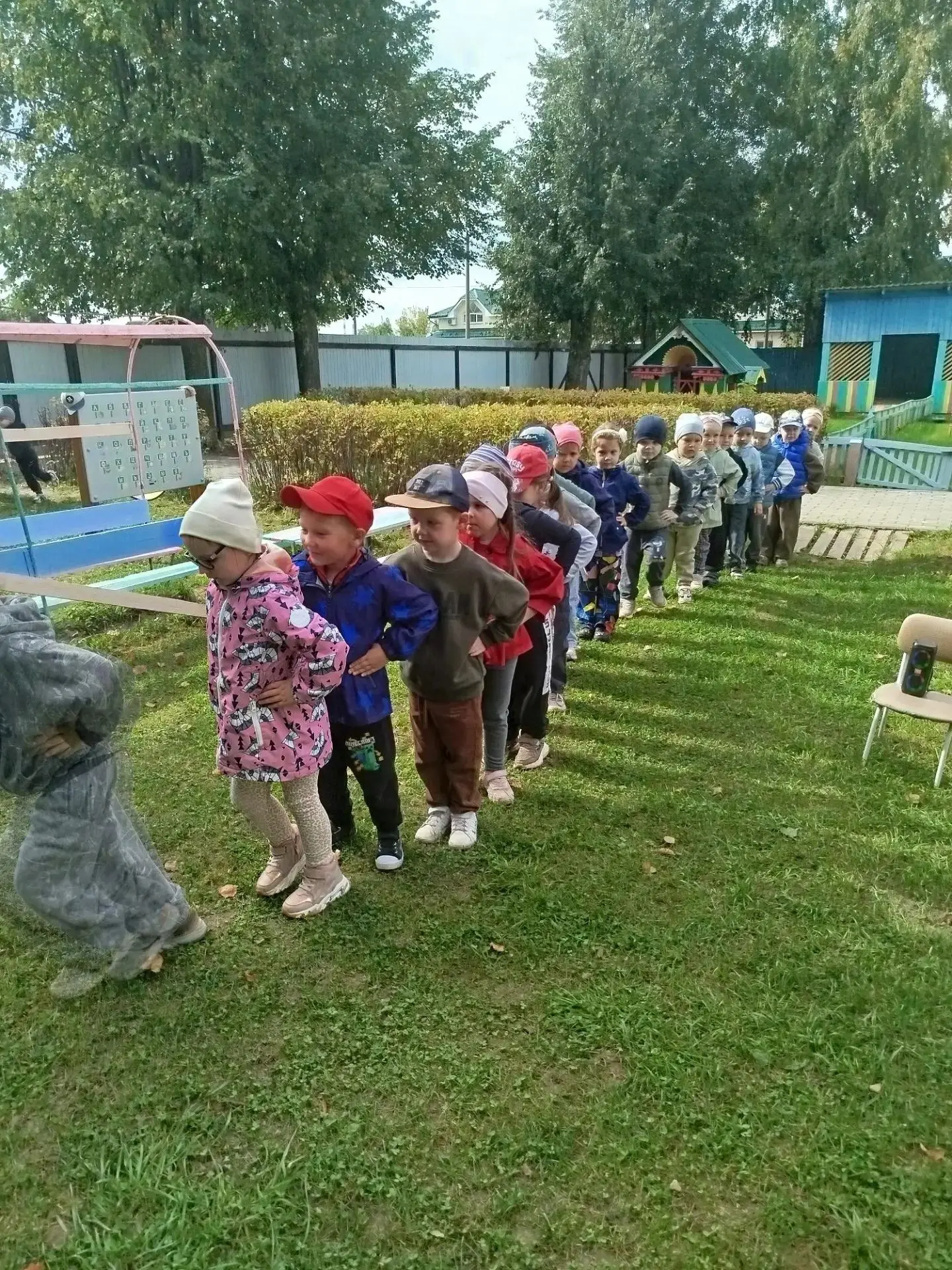 Спорт нам плечи расправляет,