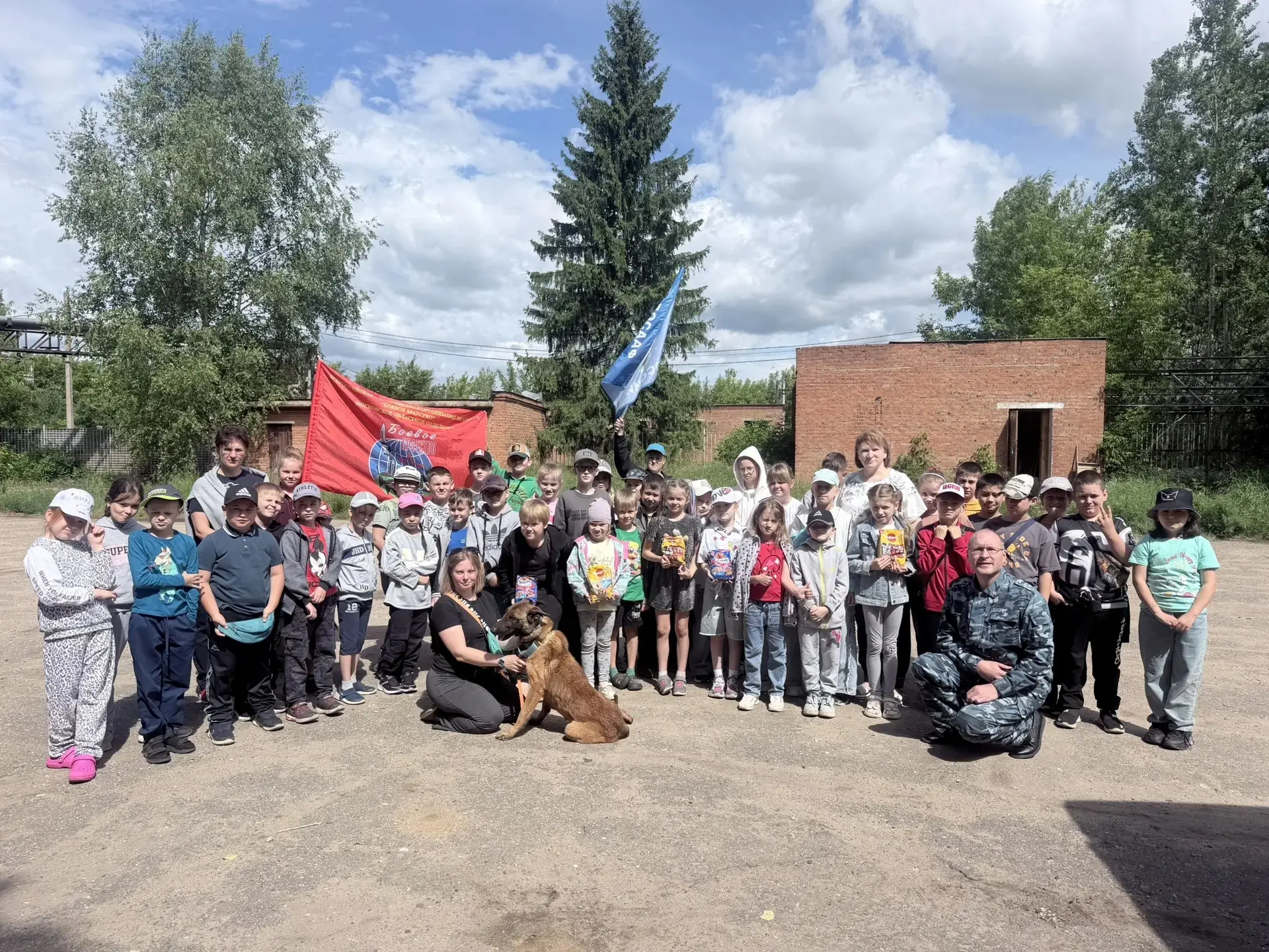 Сегодня у нас в школьном лагере был по-настоящему насыщенный и важный день! 🐕‍🦺

К ребятам в гости