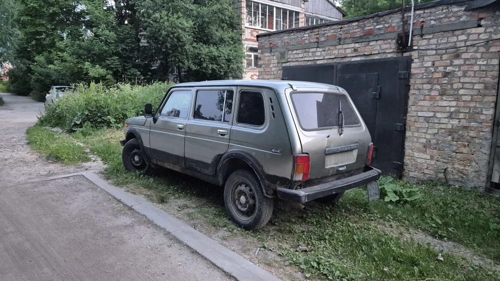 ПОМОЩЬ НАШИМ:

Вчера перегнал «Ниву» к себе в гараж. К автомобилю необходимо приложить руки — что см