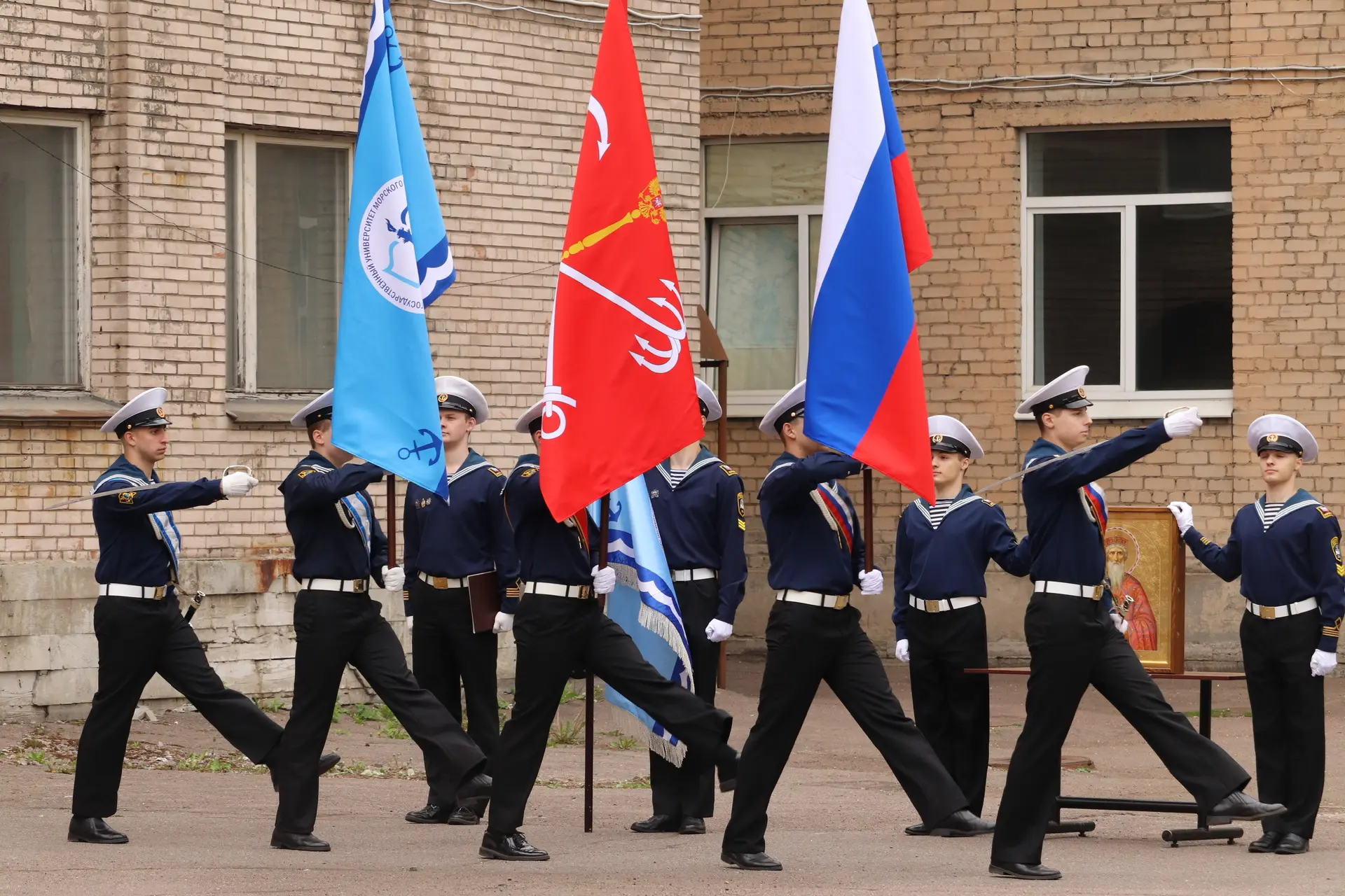 Стартовала плавательная практика на парусном учебном судне «Мир».   ⚓️На борт поднялись 120 учащихся