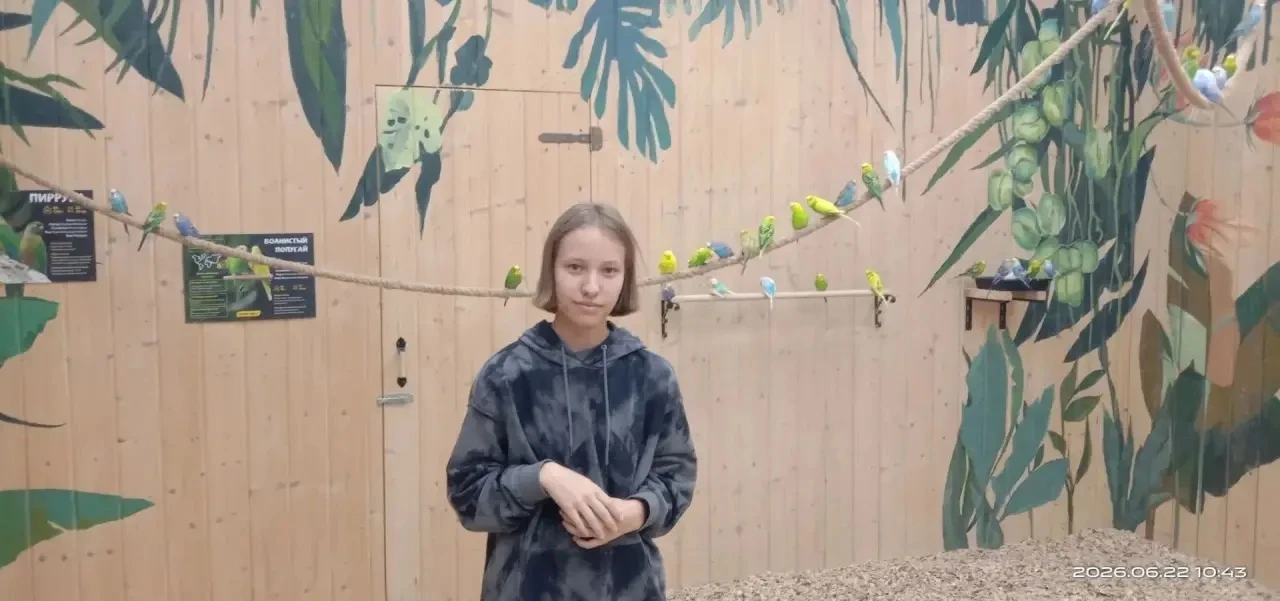 На летних каникулах наша ученица Катя А. побывала в контактном зоопарке «Попугайня» на Таганке, где 