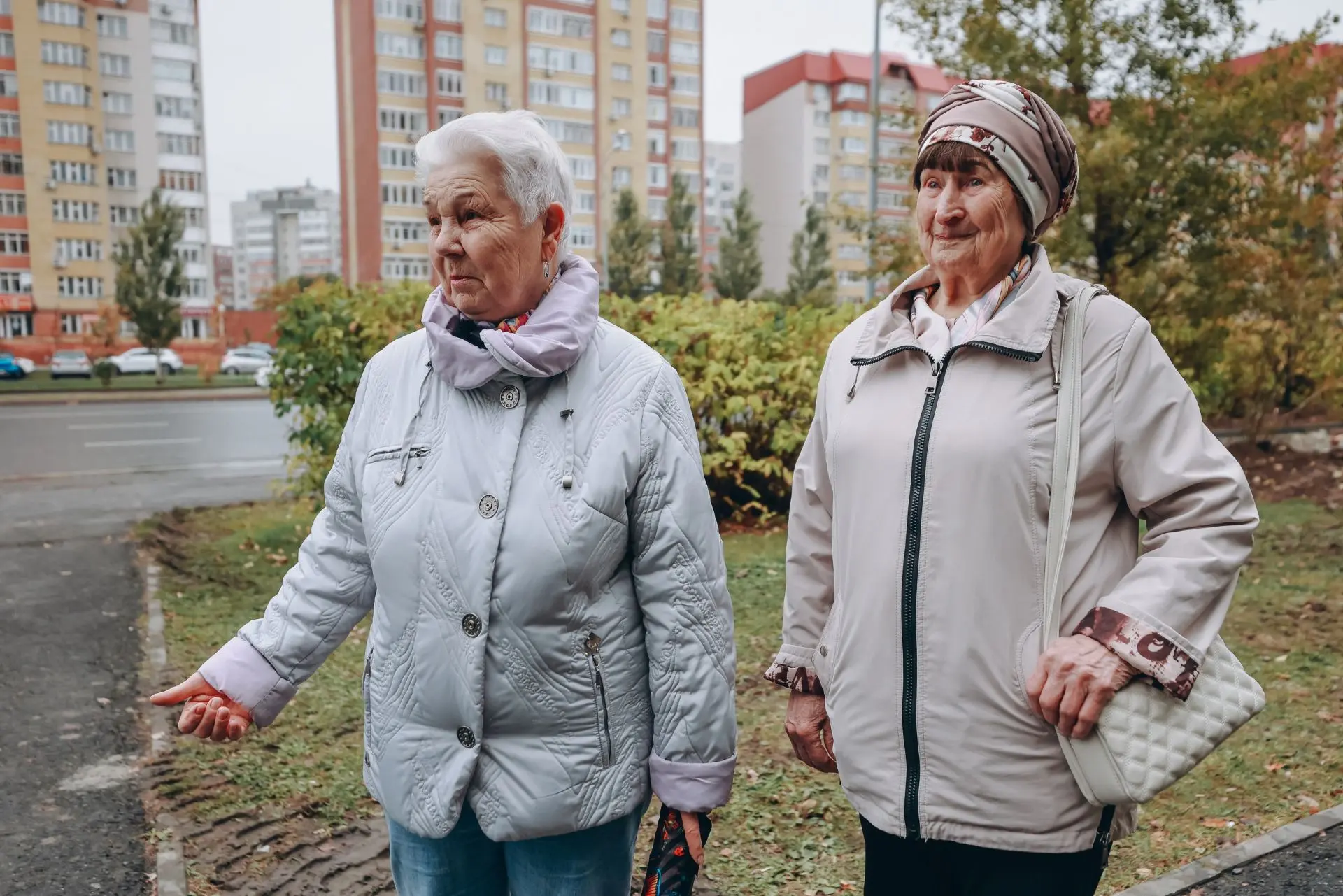На улице Пермякова строят новый тротуар.