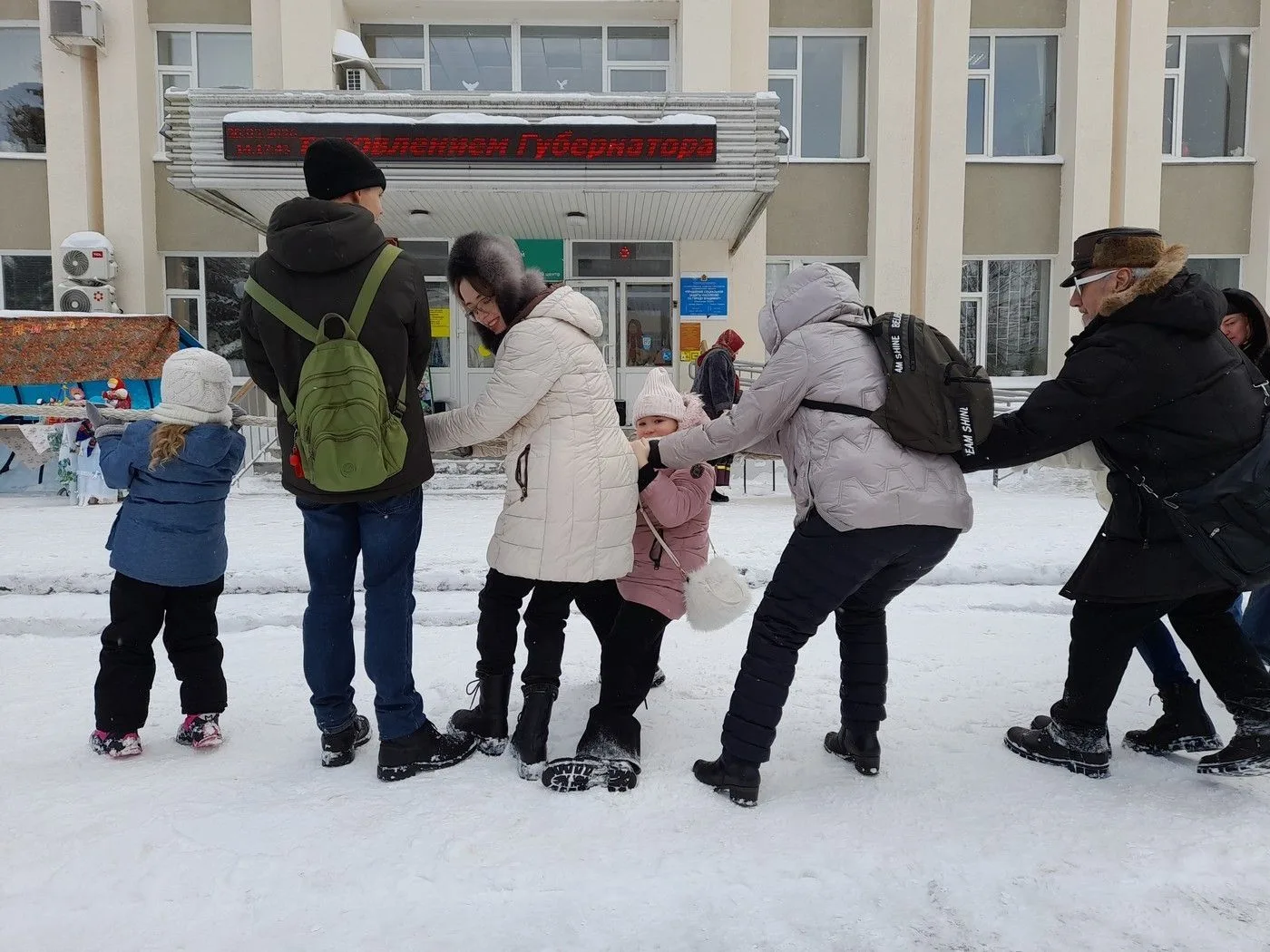 🌼Пусть румяными блинами счастье в дом ваш постучит!   В морозный февральский день на площадке возле 