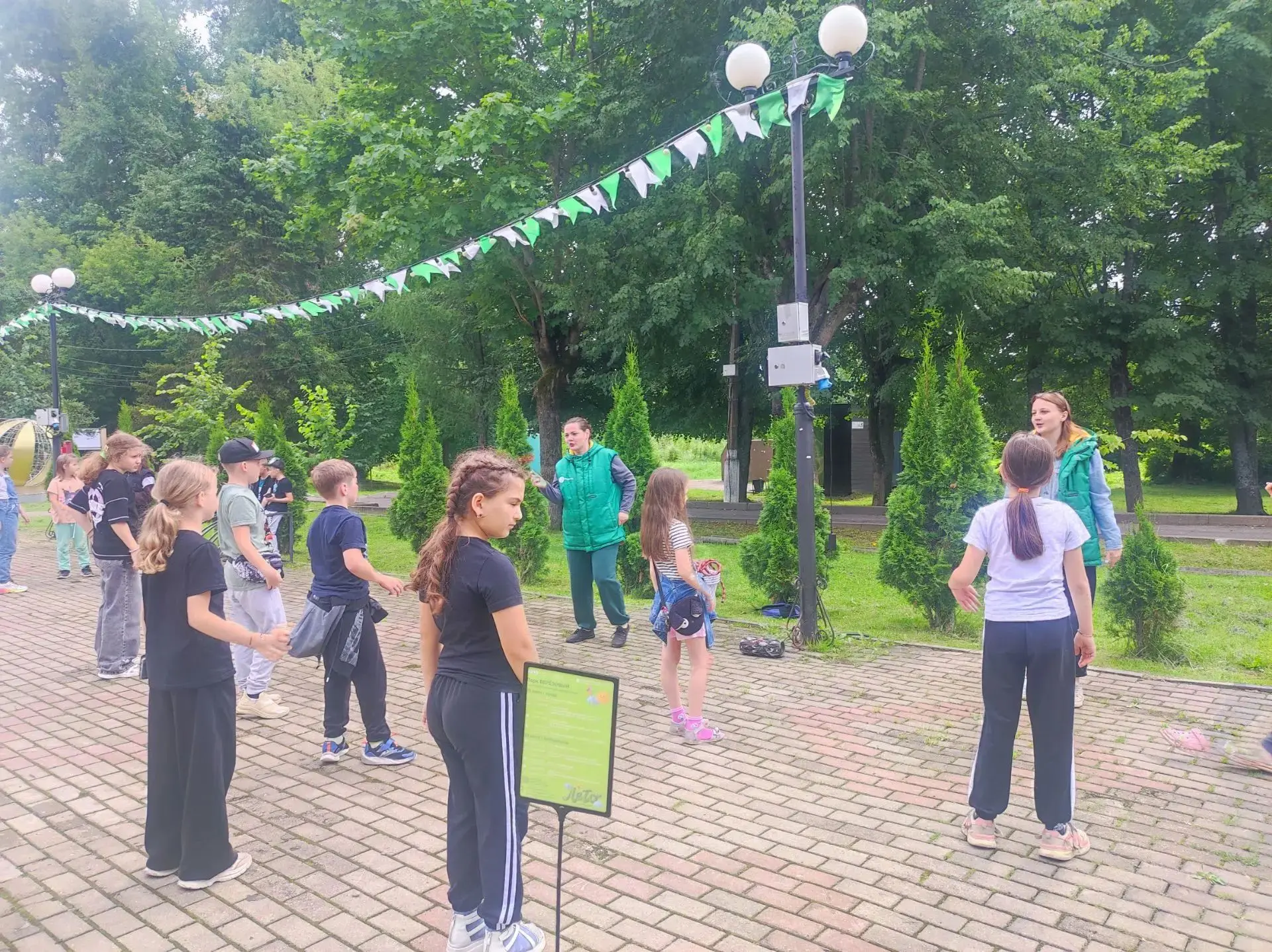 🎉 Яркое лето в лагере: танцы и творчество! 🎉

Сегодня в парке было по-настоящему весело и шумно — 