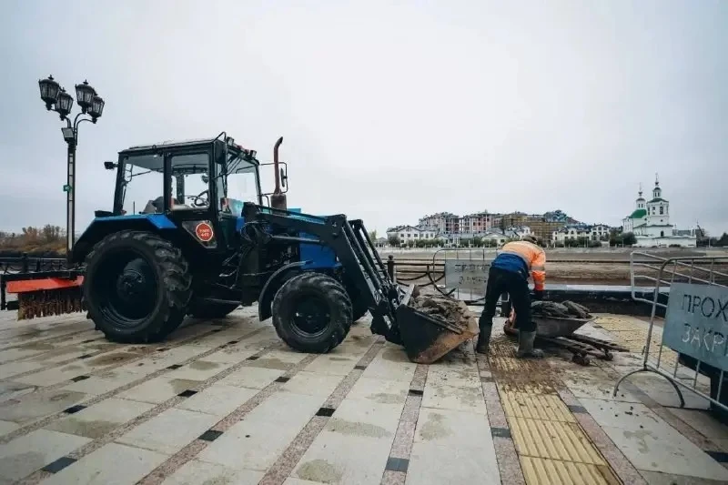 Набережную после паводка восстанавливают более 50 специалистов