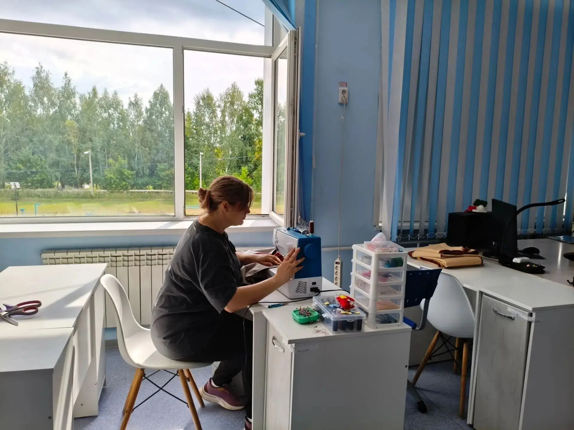 ☀️В Искитимской школе не прекращаются работы по благоустройству.