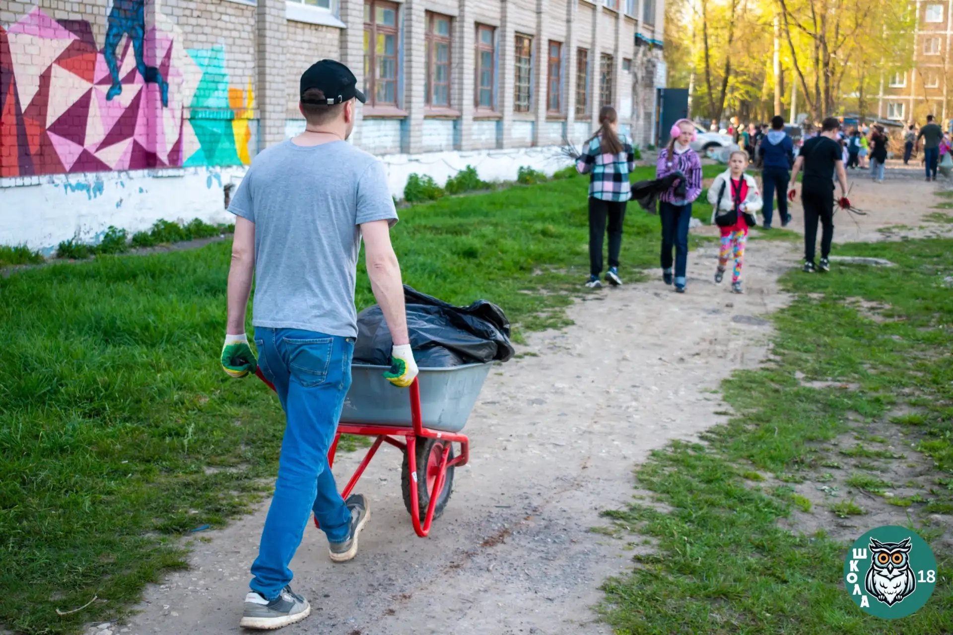 🌳 Субботник в нашей школе: вместе за чистоту и уют!  💫Вчера наша школа превратилась в настоящий цент