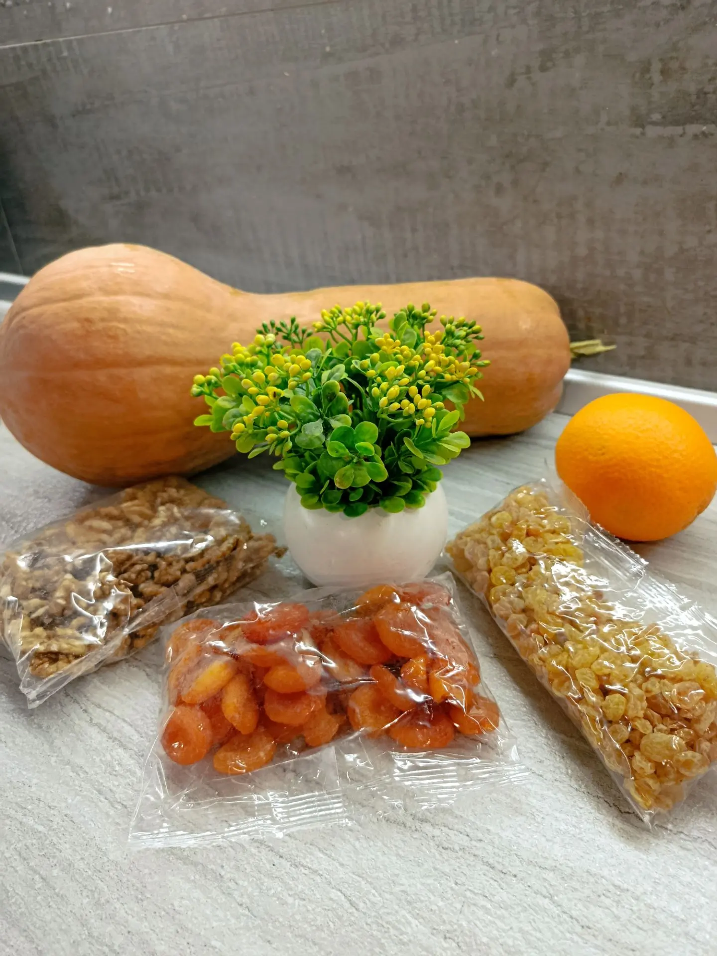 Тыквенный кекс с орехами, курагой и вяленой клюквой, с цедрой и соком апельсина.