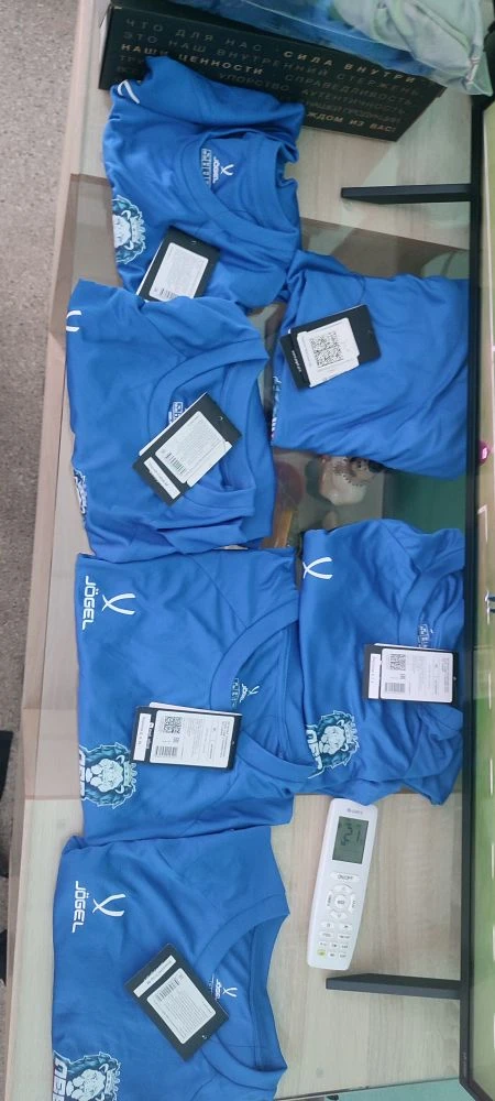 Ведущие спортсмены по спортивной борьбе получили форму для тренировок и соревнований. Две спортсменк