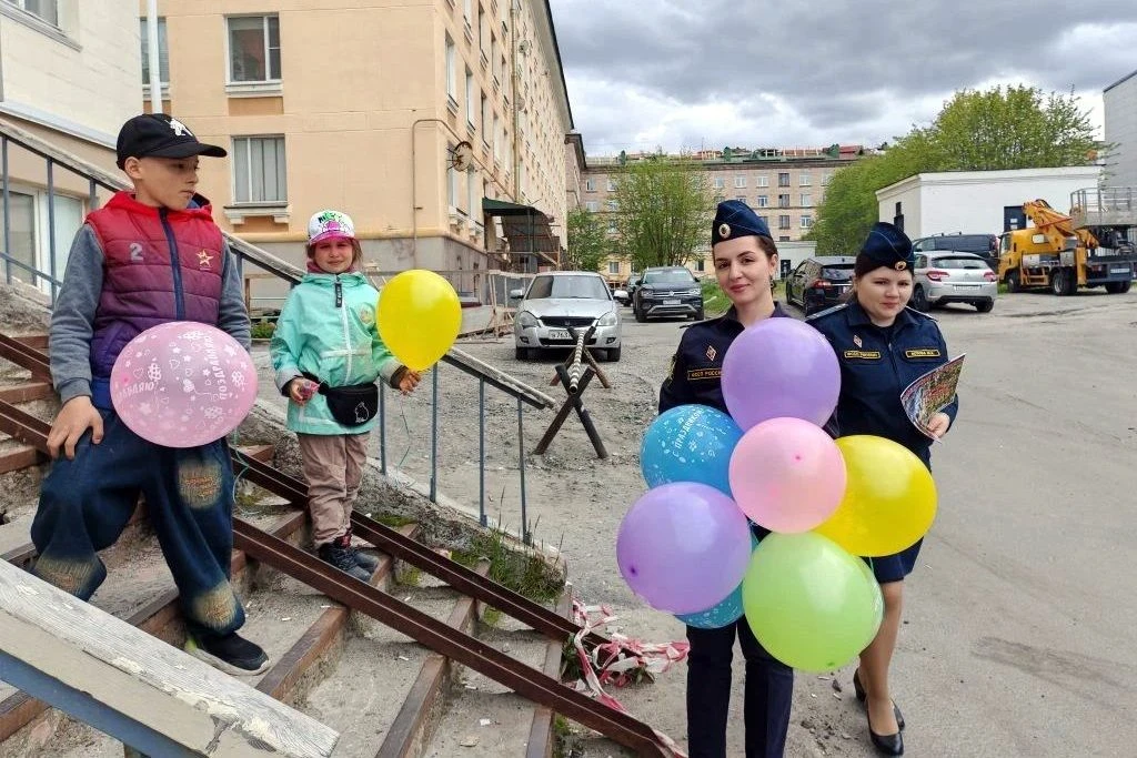 Судебные приставы ЗАТО г. Североморск поздравили юных североморцев с Днем защиты детей....
