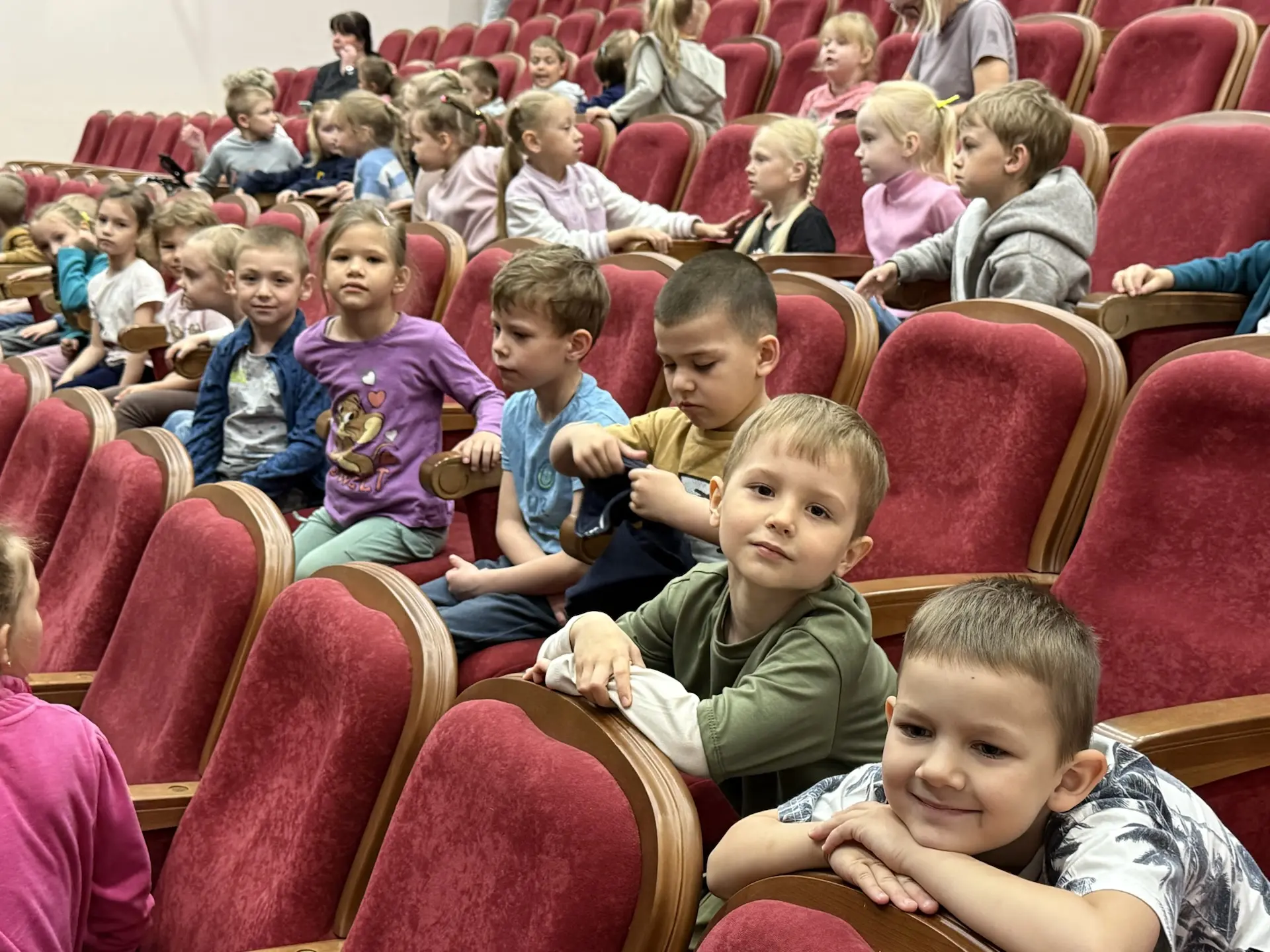 Путешествие в сказку: наши ребята побывали на спектакле «Волшебник Изумрудного города»! ✨