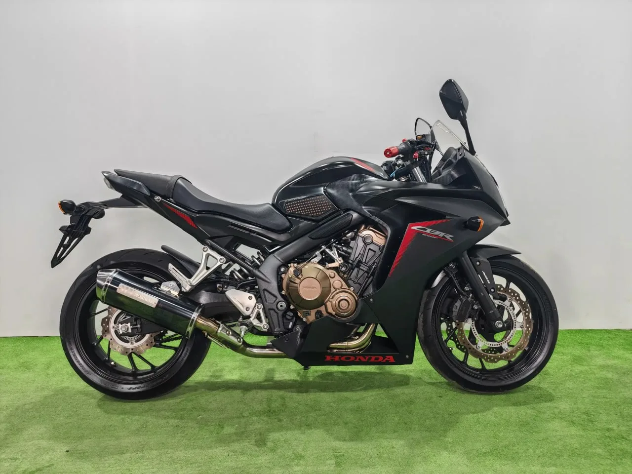 HONDA CBR650F в наличии во Владивостоке  Характеристики:  - 2017 год - объем 650 см3 - Аукцион AUCNE