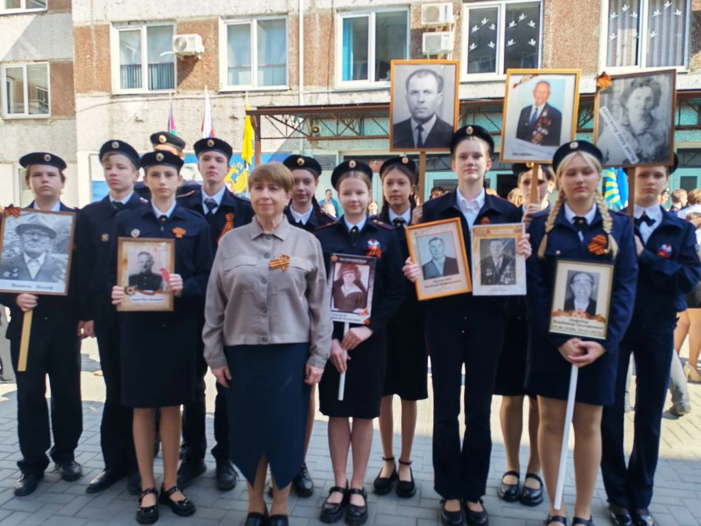 🎗️ День Победы в школе: торжественно, трогательно, памятно!  Торжественно вынесли  копию Знамени Поб
