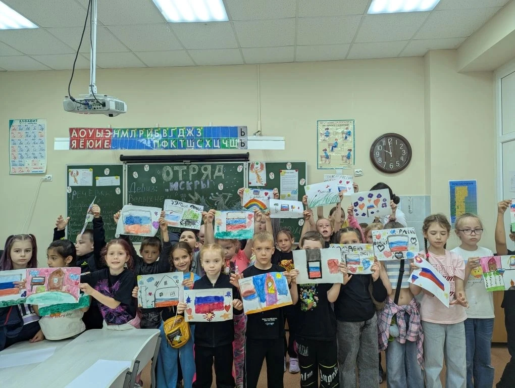 День России в «Летней экспедиции»: ярко, мощно, с душой
 
Сегодня наш лагерь отметил главный праздни