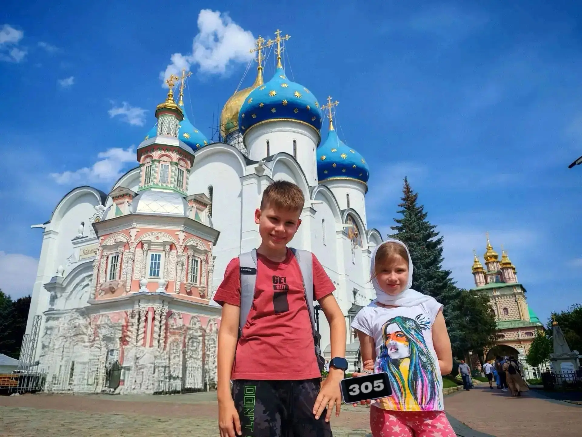 3️⃣0️⃣5️⃣ Передай привет школе

✉️ Ученик 5 класса Владимир и ученица 4 класса Ольга передают привет