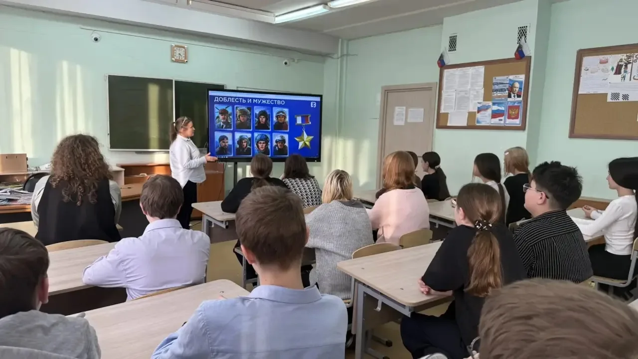 🇷🇺 В преддверии Дня защитника Отечества в Домодедовской СОШ №1 говорили о настоящих героях  Ежегодно