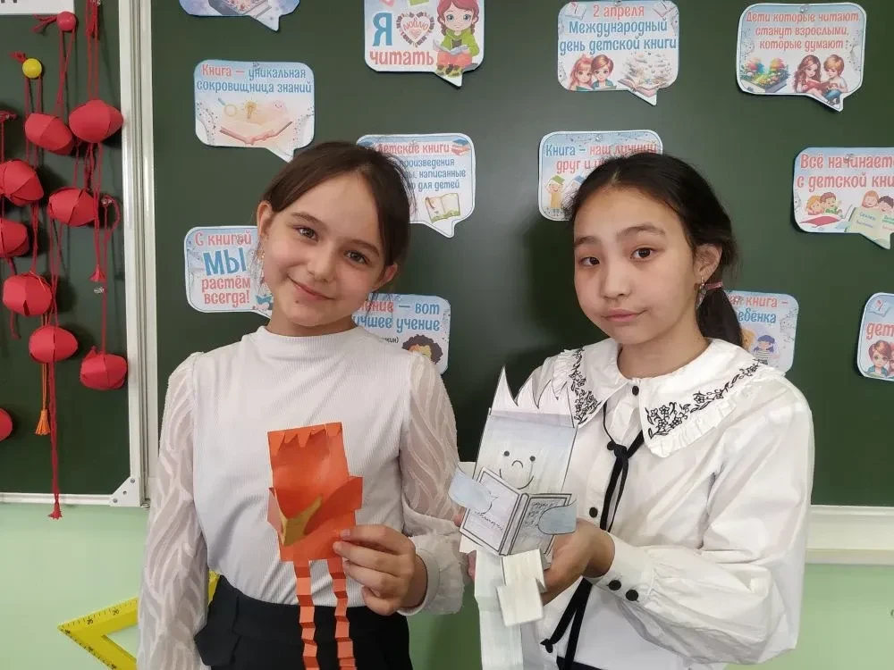 "Человек читающий": 4 "Б" класс отмечает День Книги творчеством! В честь Международного дня детской 