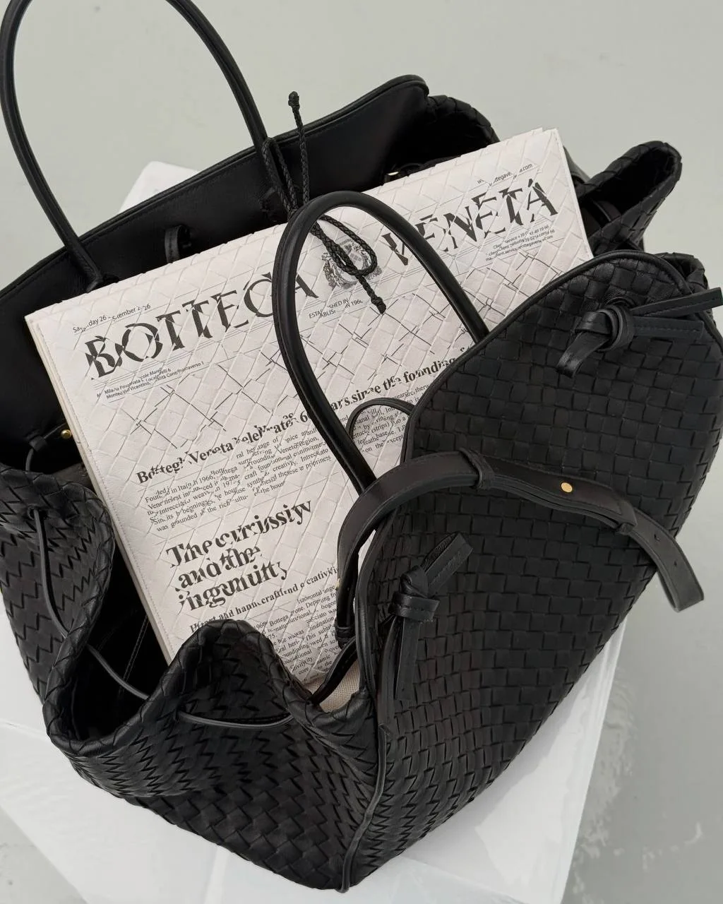 В коллекции Bottega Veneta SS27 Луиза Троттер креативно интерпретировала фирменное intr...