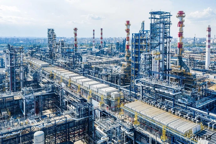 Из-за атаки беспилотников поврежден объект на территории Московского нефтеперерабатываю...