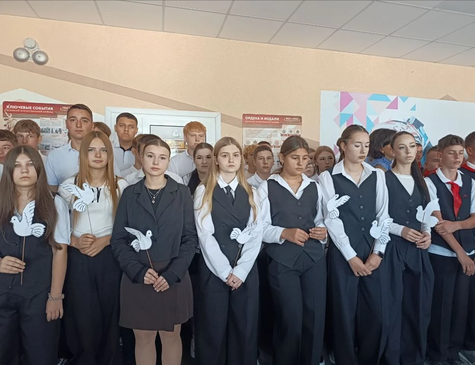 🕊️ ДЕНЬ СОЛИДАРНОСТИ В БОРЬБЕ С ТЕРРОРИЗМОМ: ЛИНЕЙКА ПАМЯТИ В ГБОУ ЛНР «БЕЛОВОДСКАЯ СШ...