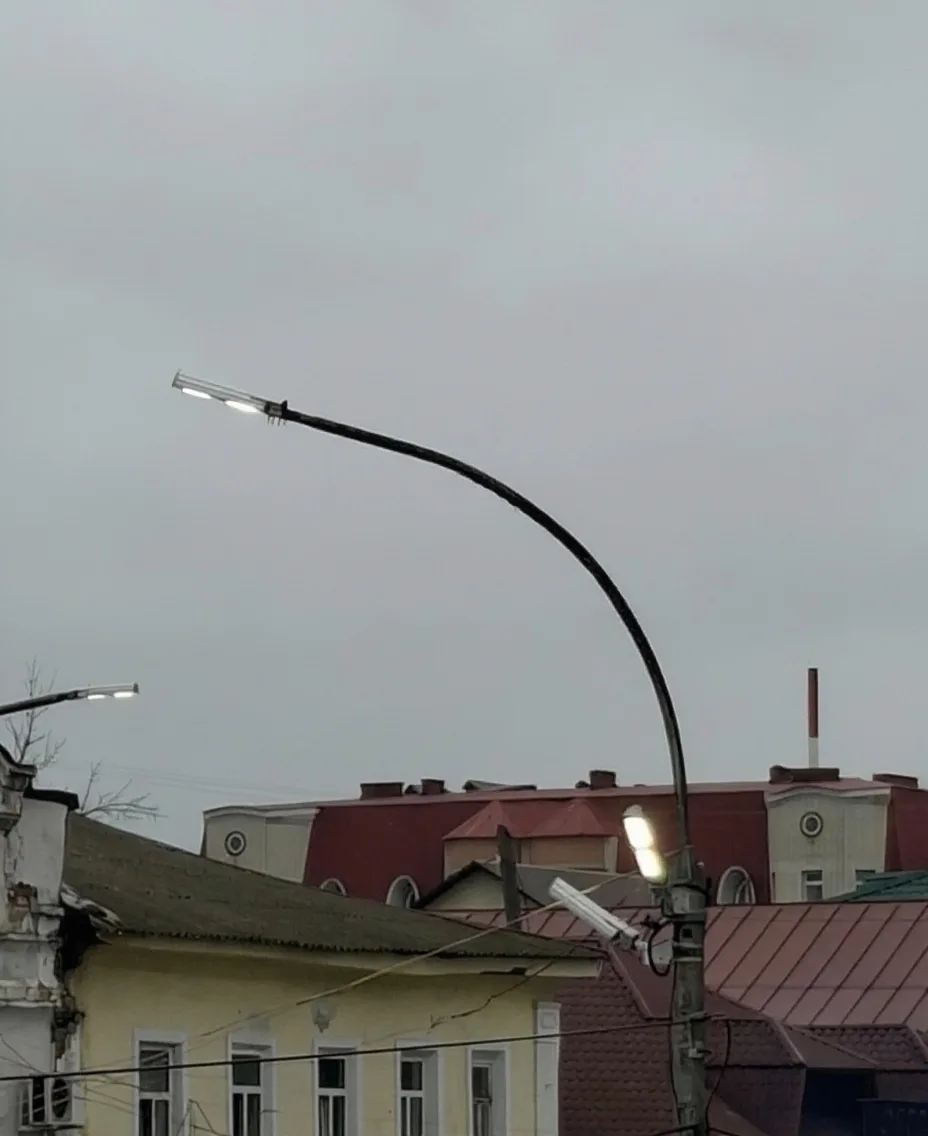 Интересно, днем горят фонари на советской весь день, а ночью нет😁Вечером гулять только с фонариком.