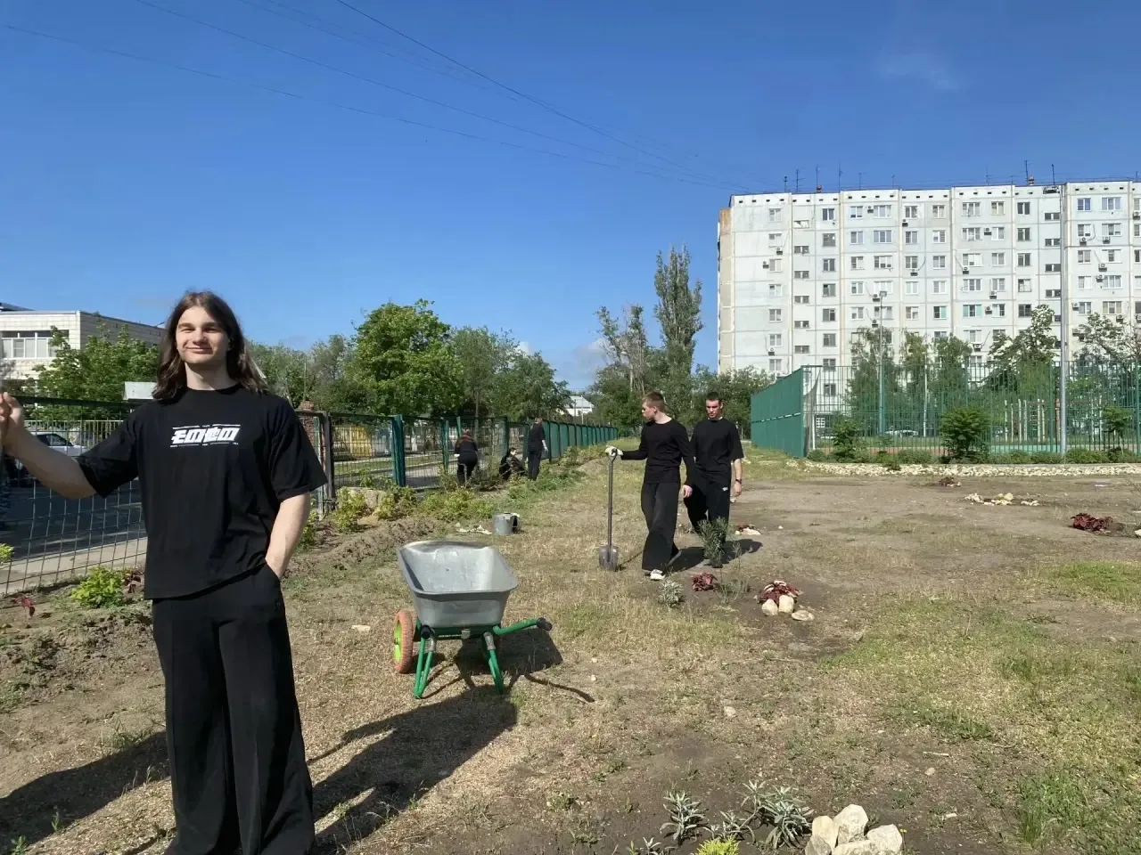 🌿 Школьный двор становится красивее: вместе создаём уголок природы! 🌿  Наши одиннадцатиклассники — н