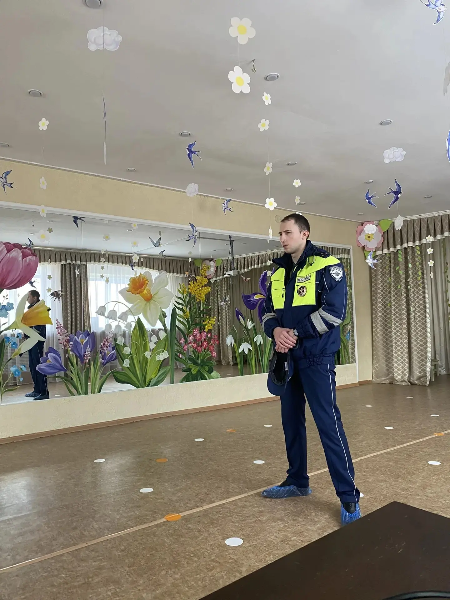 В нашем детском саду состоялась беседа с участием инспектора ДПС. Цель встречи — профилактика детско